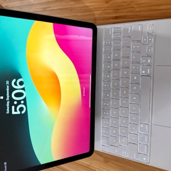 2024 iPad Air (256GB, Starlight) + Magic Keyboard (US English) + Apple Pencil - Picture 1 of 6